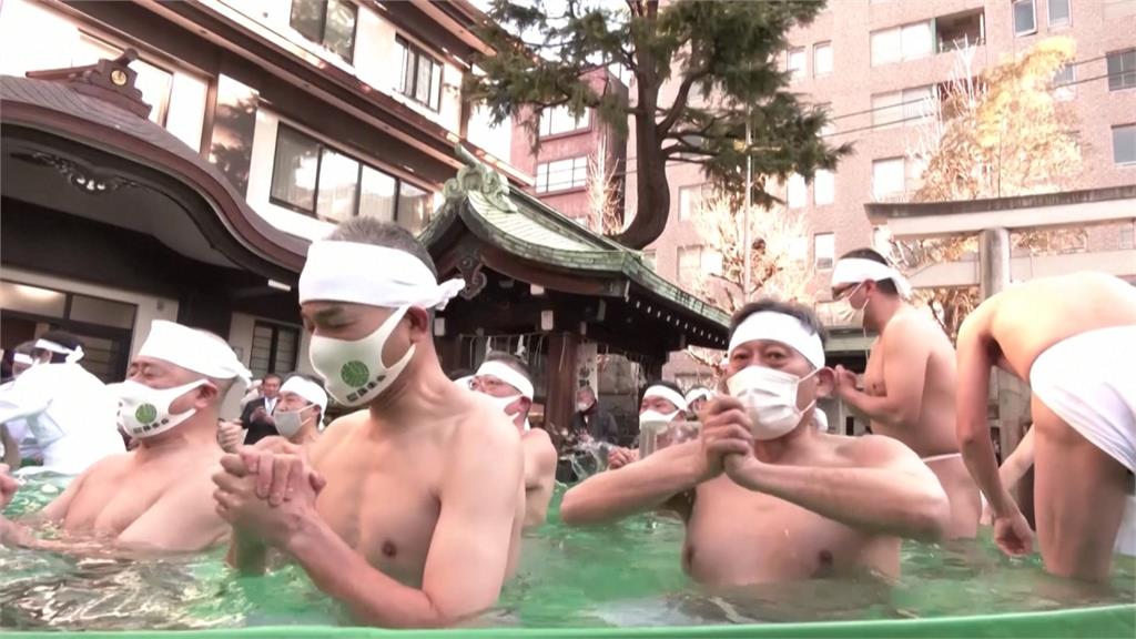 日本神社慶新春！「泡冰水」儀式祈禱疫情結束