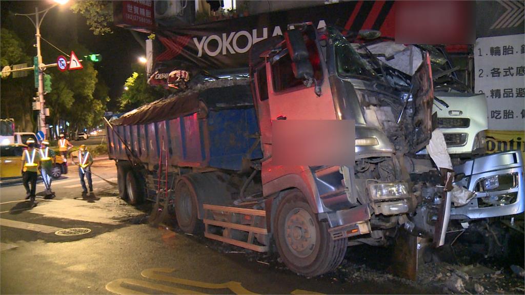 貨車失控撞輪胎行　機車騎士及時跳開逃過一劫