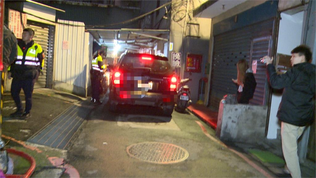 衰！駕駛遭陌生2女踹車 再遭4男一陣猛砸