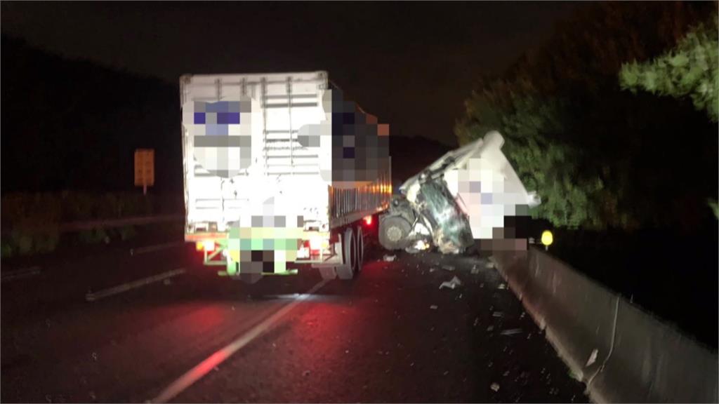 「撞」況頻傳！國３貨車自撞翻車　國１半夜傳２車禍、共１死２傷