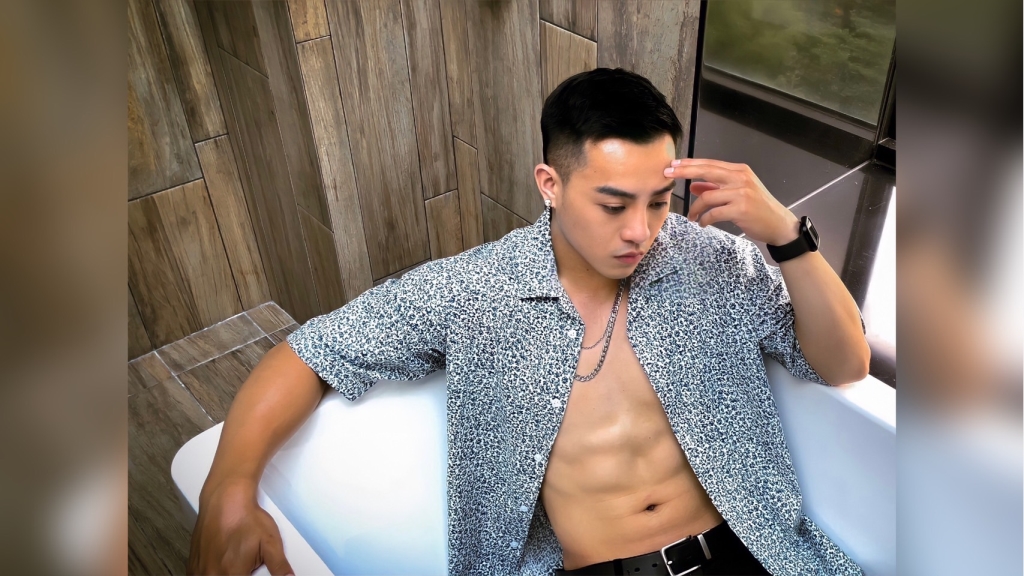 男團解散!曾奕翔ST街上發傳單引熱議 「不是那個誰嗎,怎麼在發傳單」!