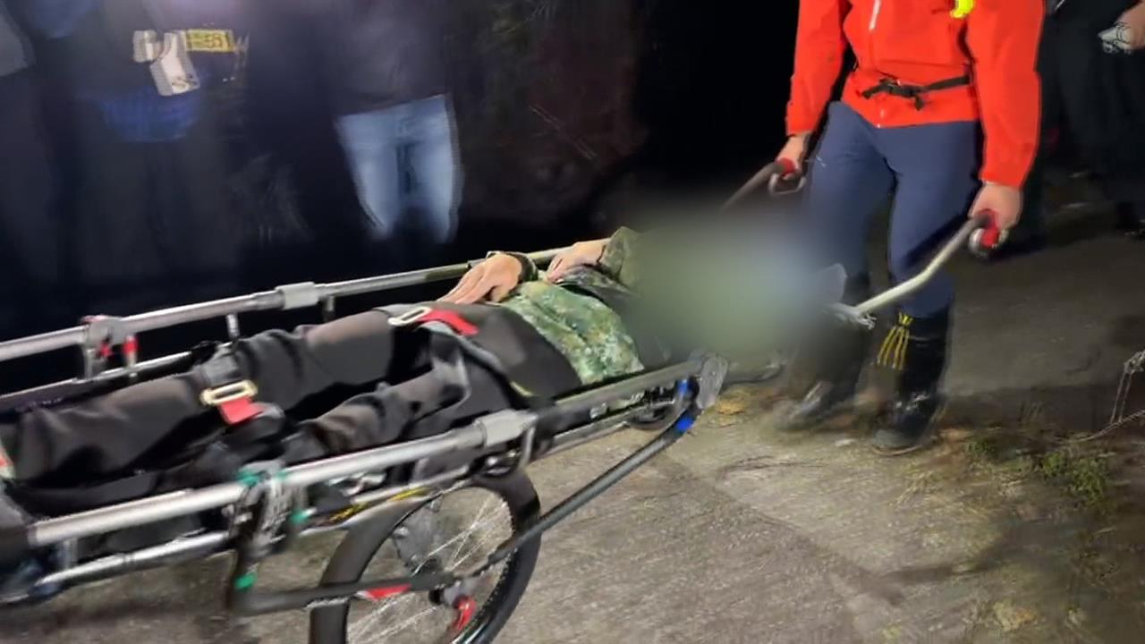 裝甲兵失聯6天獲救　搜救員利用基地台「握手」訊號找人