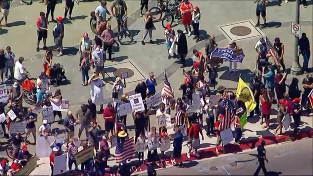 武漢肺炎／加州州長下令關閉橘郡海灘 3千名示威者不滿抗議