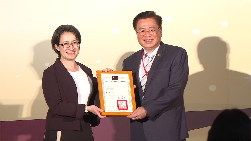 為許舒博頒發當選證書　蕭美琴：政府會當商業發展推手