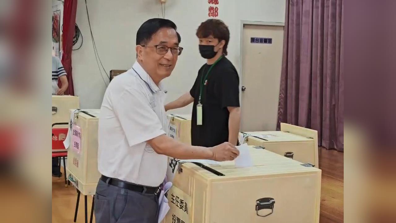快新聞/民進黨職改選今登場!阿扁首度回台南投票「握手、合照來者不拒」