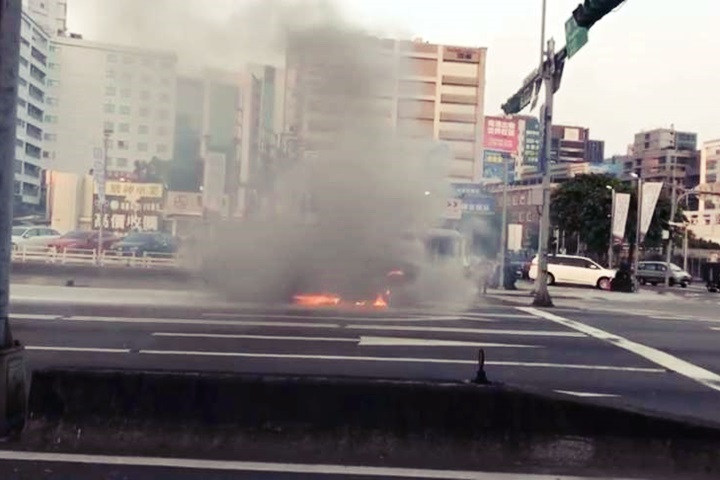 保養廠員工試駕百萬名車 莫名燒成火球