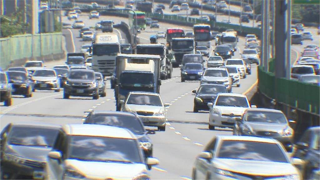 他開高速公路「內線被閃燈」超怒！網一面倒：是超車道非「超速車道」