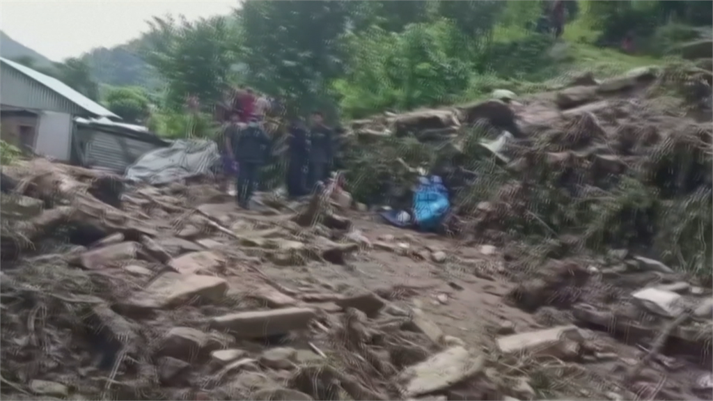 尼泊爾爆嚴重土石流 兩村遭波及上百棟屋被摧毀 已釀12死21失蹤