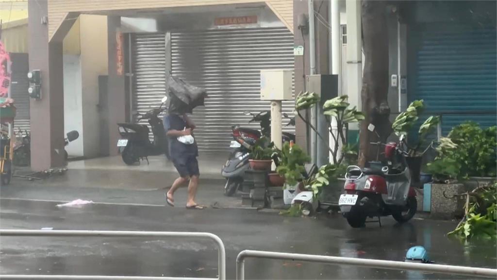 山陀兒進逼發布強風警告　高雄騎士連人帶車被吹倒