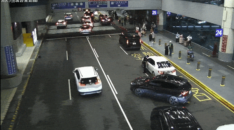 快新聞／桃園機場白牌車違規載客　外籍乘客「驚險跳車」畫面曝光