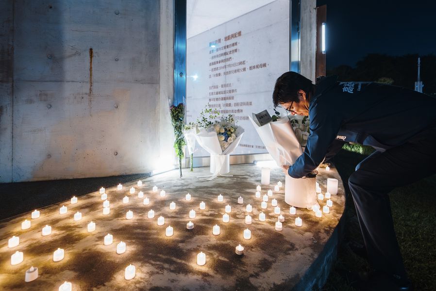 快新聞／深夜到八一氣爆公園獻花　陳其邁：面對挫折堅定爬起是高雄的精神