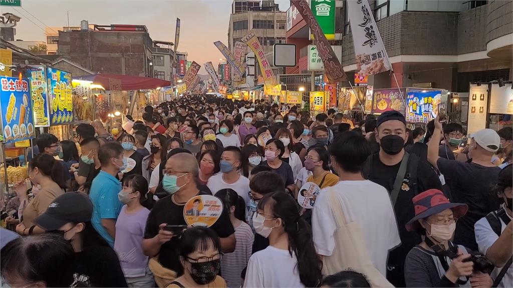 人潮擠爆!苑裡"鬼門關夜市"一年限定一晚 