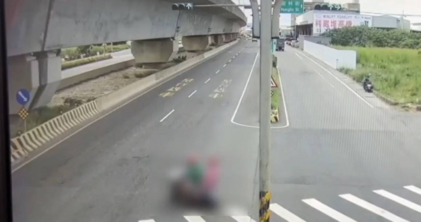 老夫妻騎車左轉鬼切進快車道　遭聯結車輾過捲車底雙亡