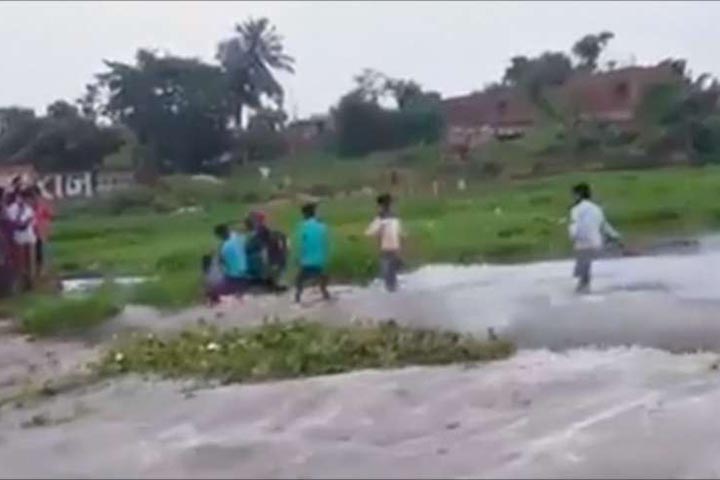 過橋如絕命搏鬥！印度雨季洪水釀78死
