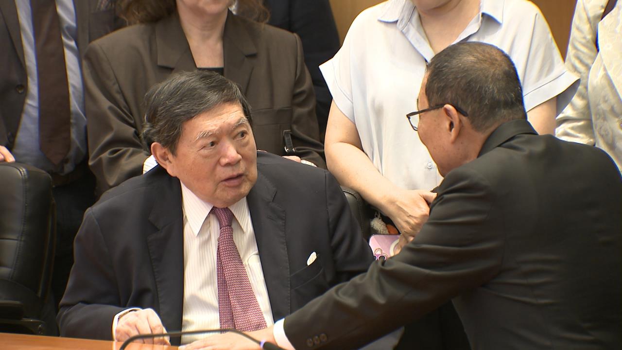 睽違1年多露面！徐旭東「坐輪椅」現身簽約儀式　弟弟.女兒.兒子都陪在身邊