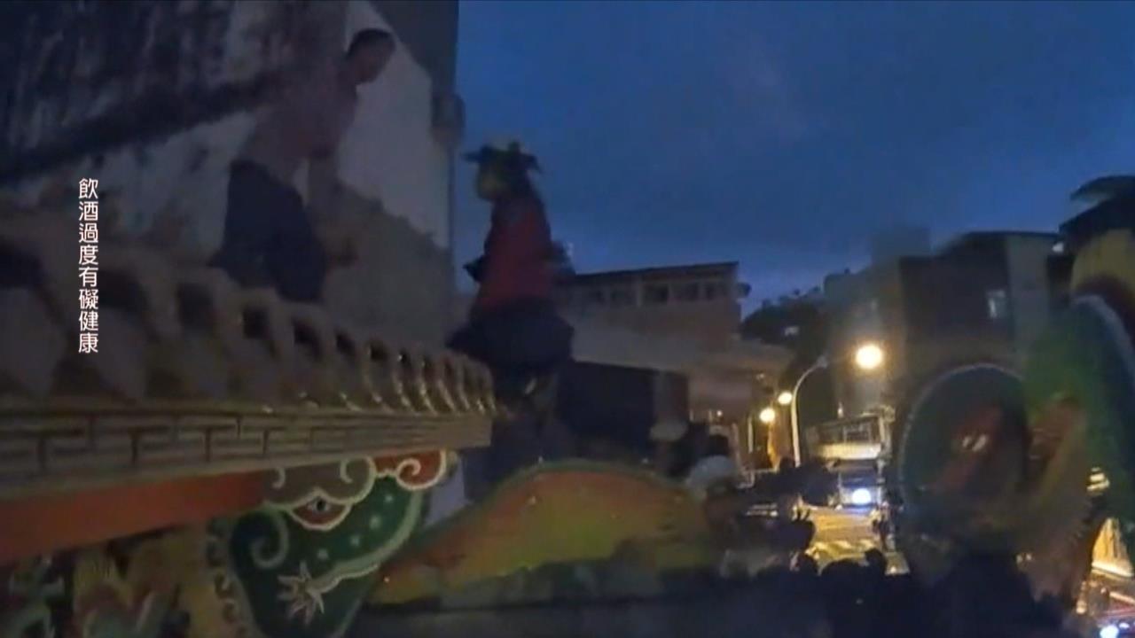 感情問題! 宜蘭男爬廟宇屋底砸酒瓶  花蓮情侶吵架踢倒機車