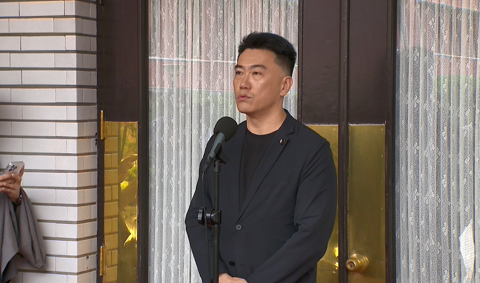 向前行(影)／自詡「1%人才」願當傅崐萁小弟？基隆議員：撐傘動作很標準！