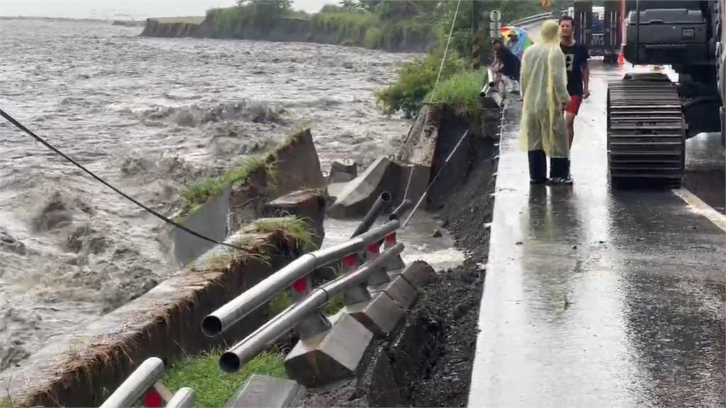 快新聞/暴雨不斷!台東台9線407K路面崩塌 工人急丟消波塊搶救