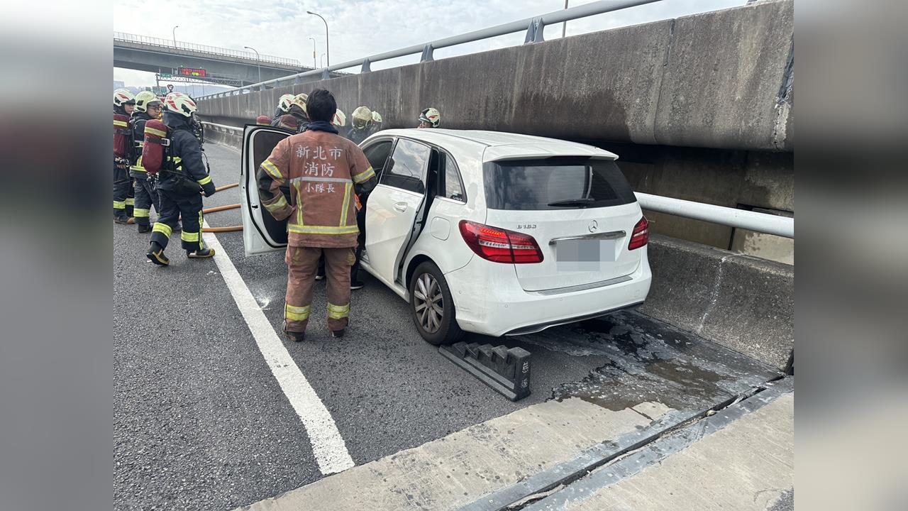 快新聞／國1五股路段火燒車　進口豪車突竄火！5人急逃生