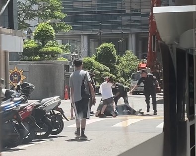 快新聞/刑事局外爆發肢體衝突! Uber司機慘遭騎士全家痛毆