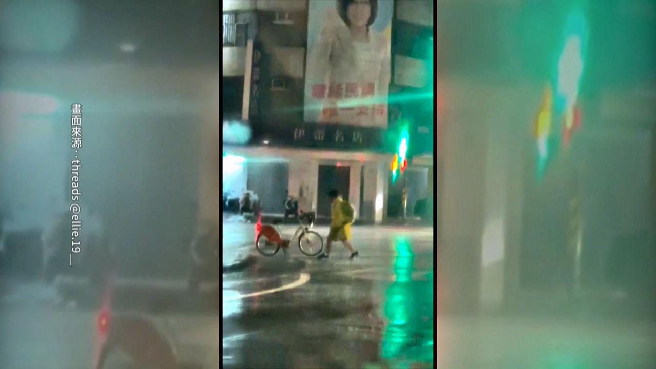 三角錐被吹倒！小弟弟經過"冒雨擺好"　網友大讚：好孩子