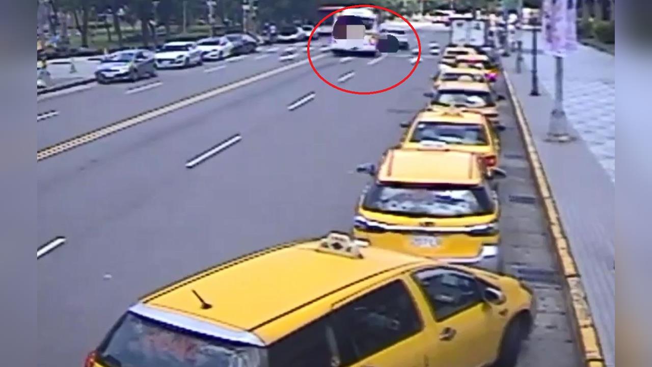 快新聞/板橋車站前車禍!公車擦撞多元計程車 3人輕傷送醫