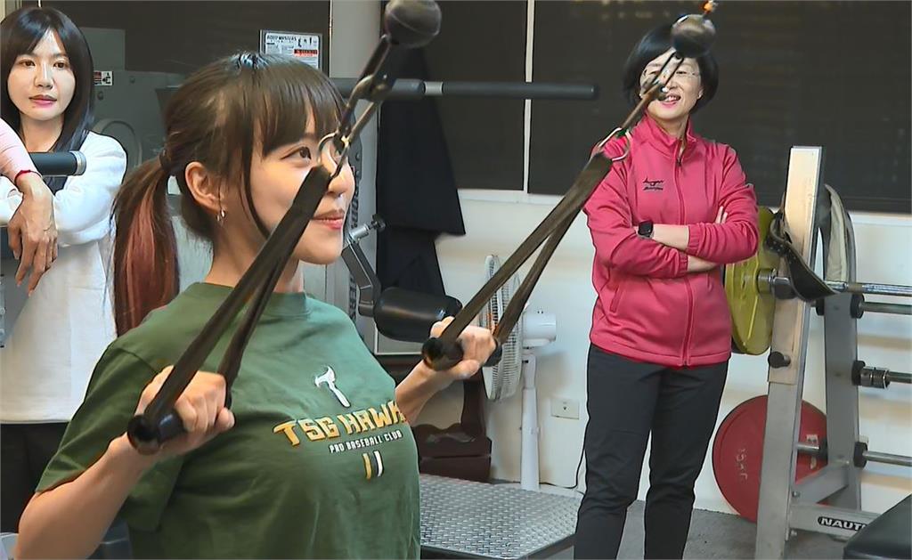 為下一個會期練體力！邱議瑩揪姊妹健身 秀超強核心肌力