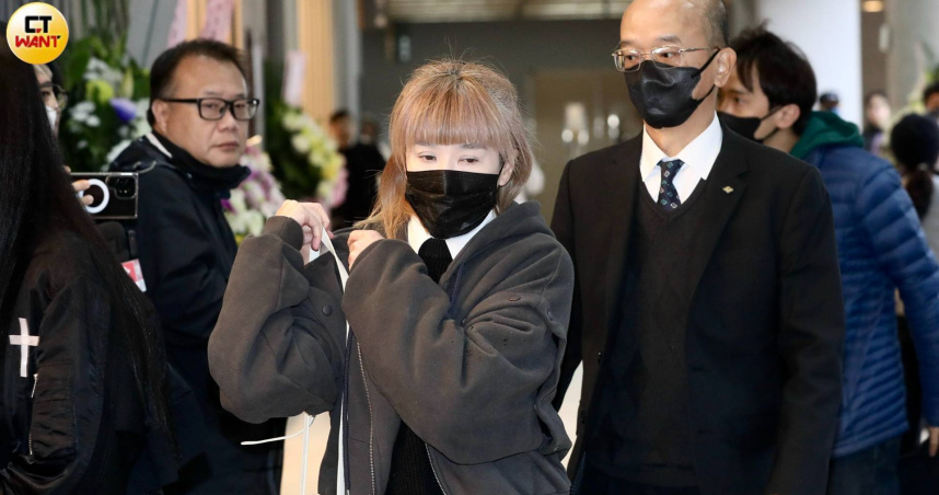 袁惟仁告別式兒子夾「綠色外星人」有洋蔥　陸元琪淚喊：我真的都放下了