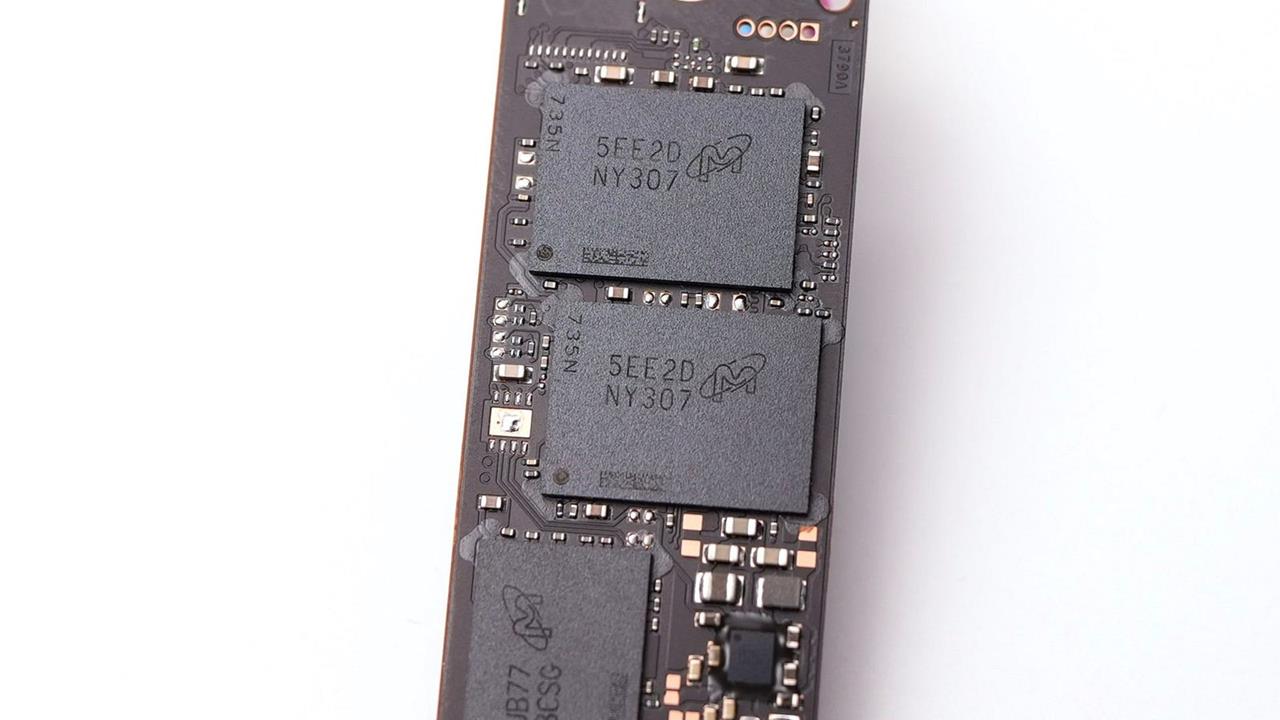 快新聞／SSD漲翻天！AI熱擠壓傳統記憶體顆粒產能　下一波恐是顯卡