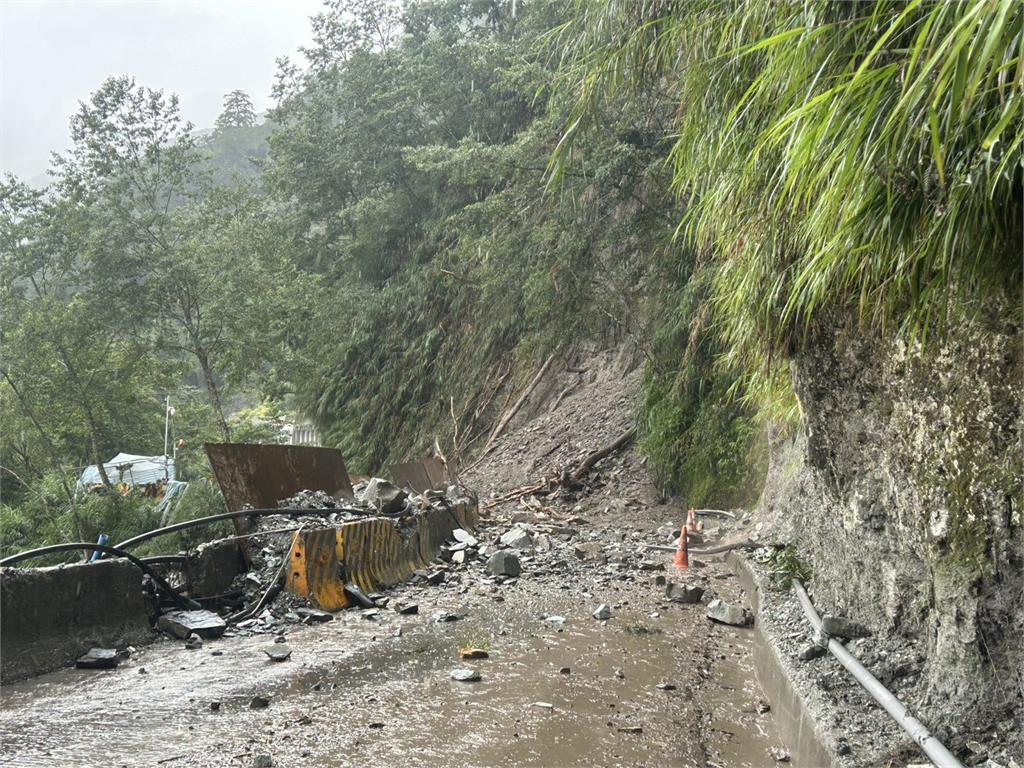 快新聞／畫面曝！台20線栗園路段邊坡坍方　雙向受阻估「這時」搶通