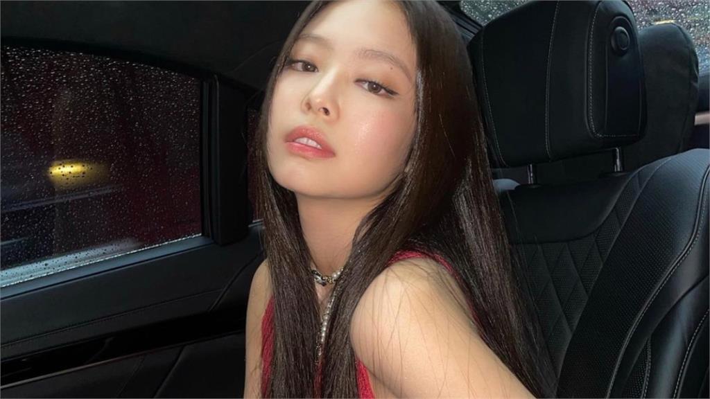 Jennie下身失蹤「滿屏大長腿」穿搭　1細節網嘆：一般人無法