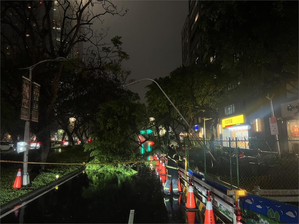 快新聞／衰爆！開車行經北市敦化南路　大樹突倒塌猛砸車