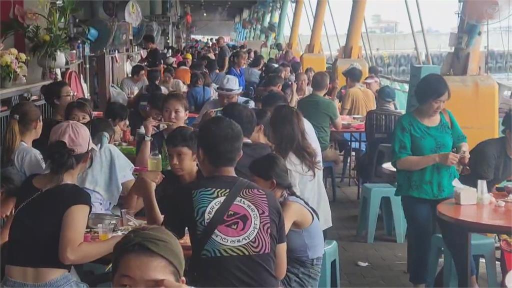 東港迎王帶動人潮！　華僑市場遊客爆滿　品嘗新鮮海味