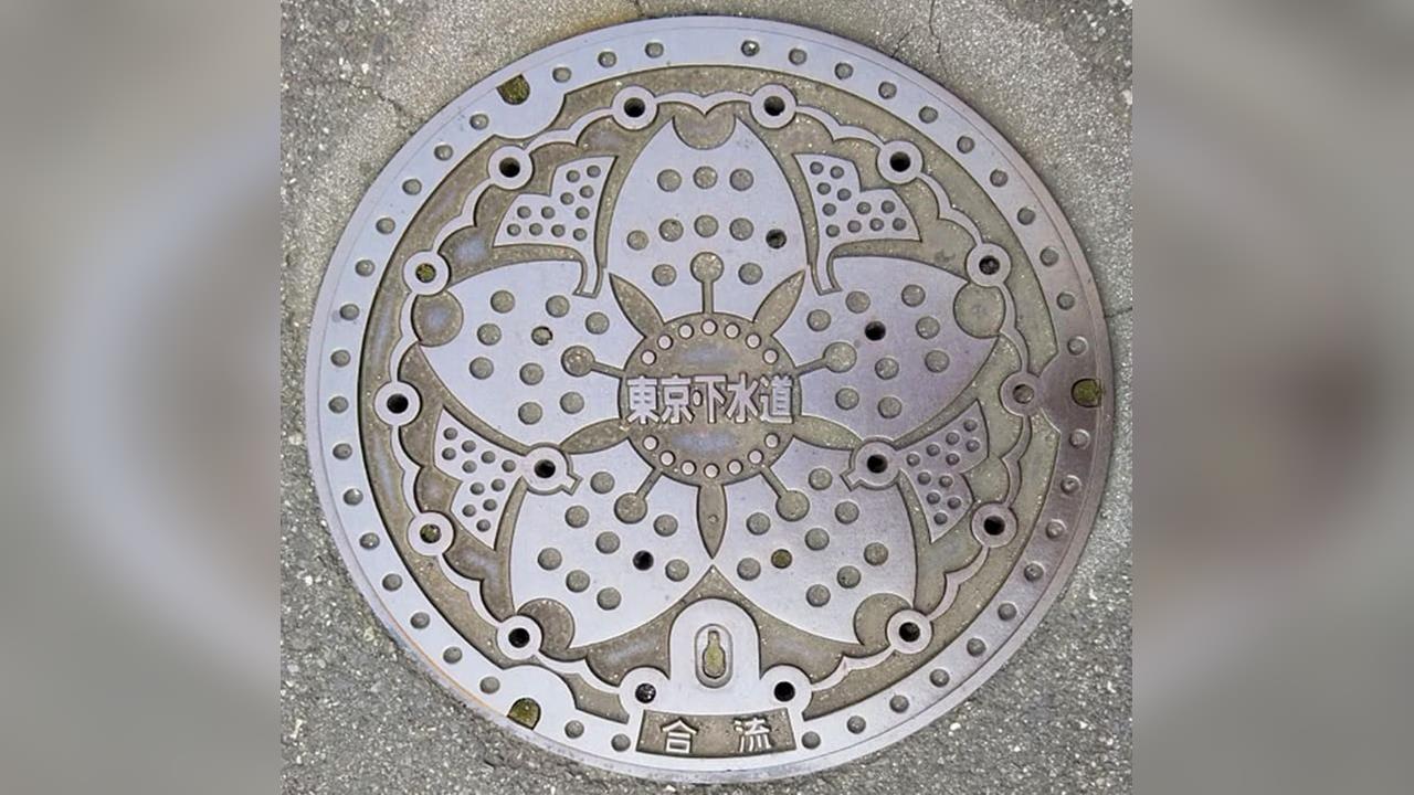東京暴雨灌破路面、人孔蓋噴飛　專家稱「水錘作用」惹的禍