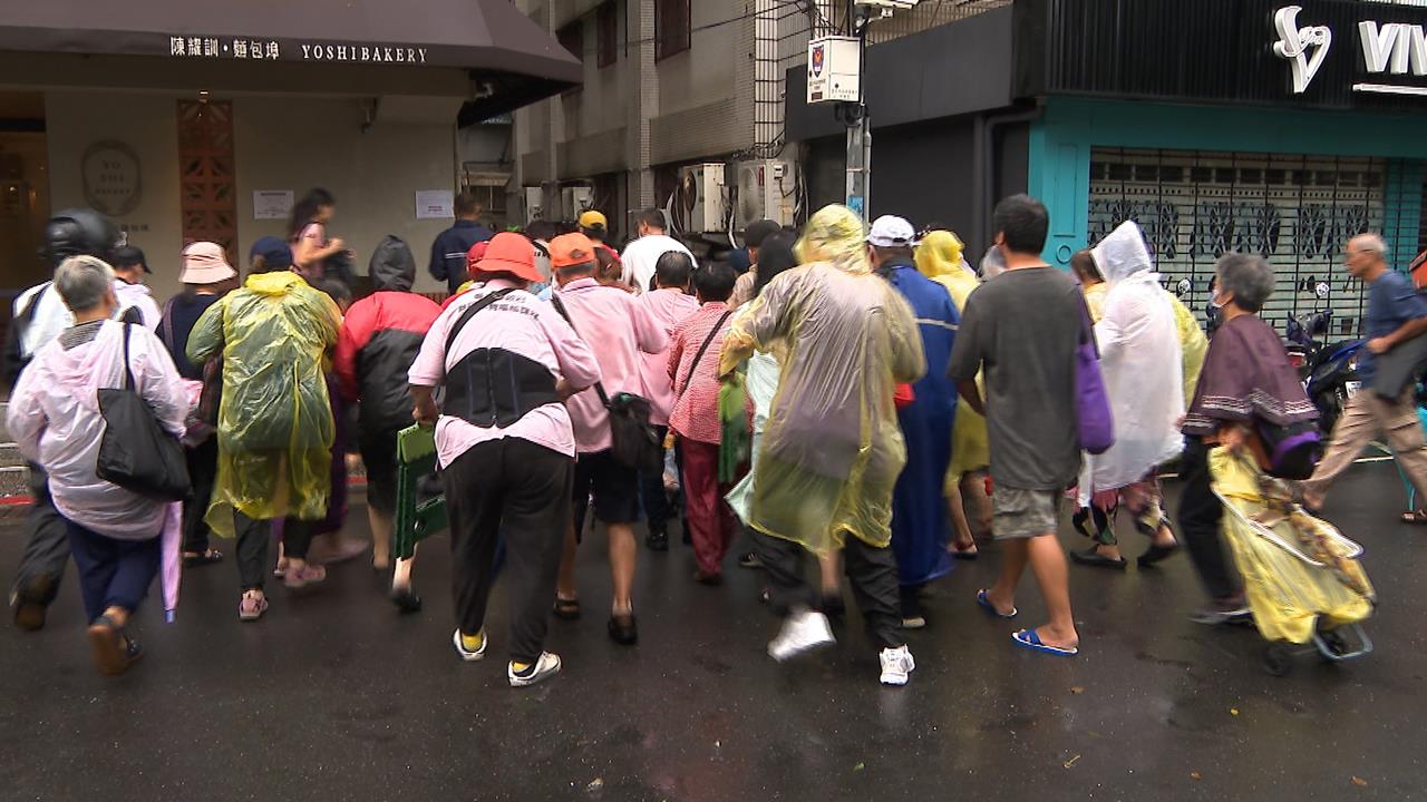 為一盒蛋黃酥！民眾爆摔倒起衝突　店家宣布停售現場單