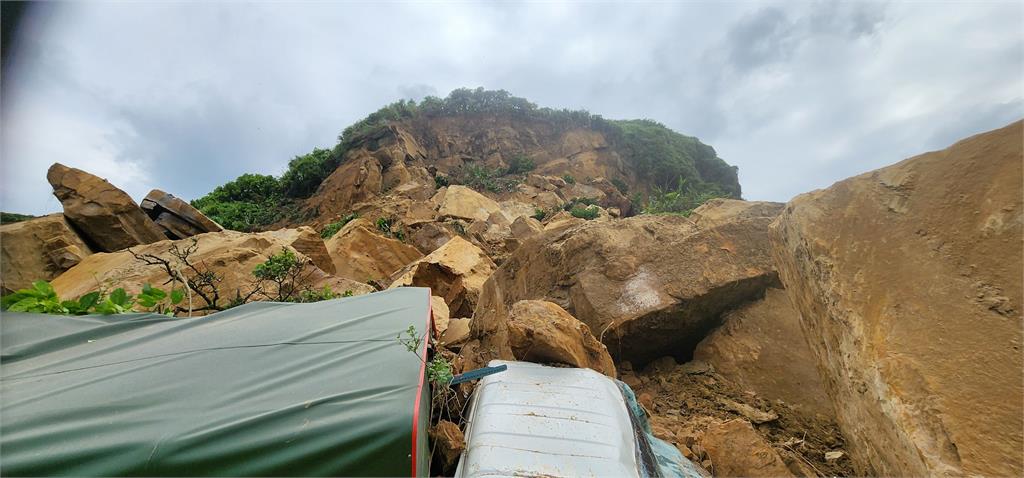 快新聞／基隆潮境公園路口大面積山崩！　市府急宣布路段雙向封閉