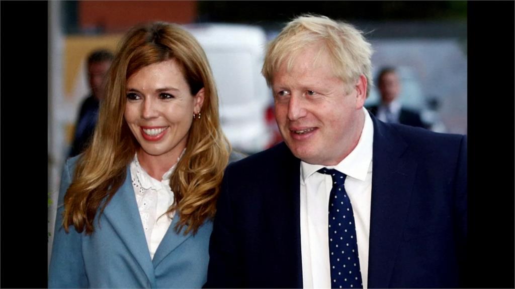英國首相強森與未婚妻席孟茲　倫敦教堂秘密完婚