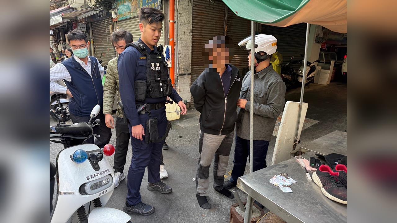 一喊搶劫全圍上! 嘉義東市場銀樓金飾遭搶 民眾合力圍堵搶匪