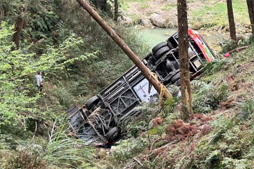 南投遊覽車墜落約40公尺山谷翻覆　至少6輕重傷、1命危