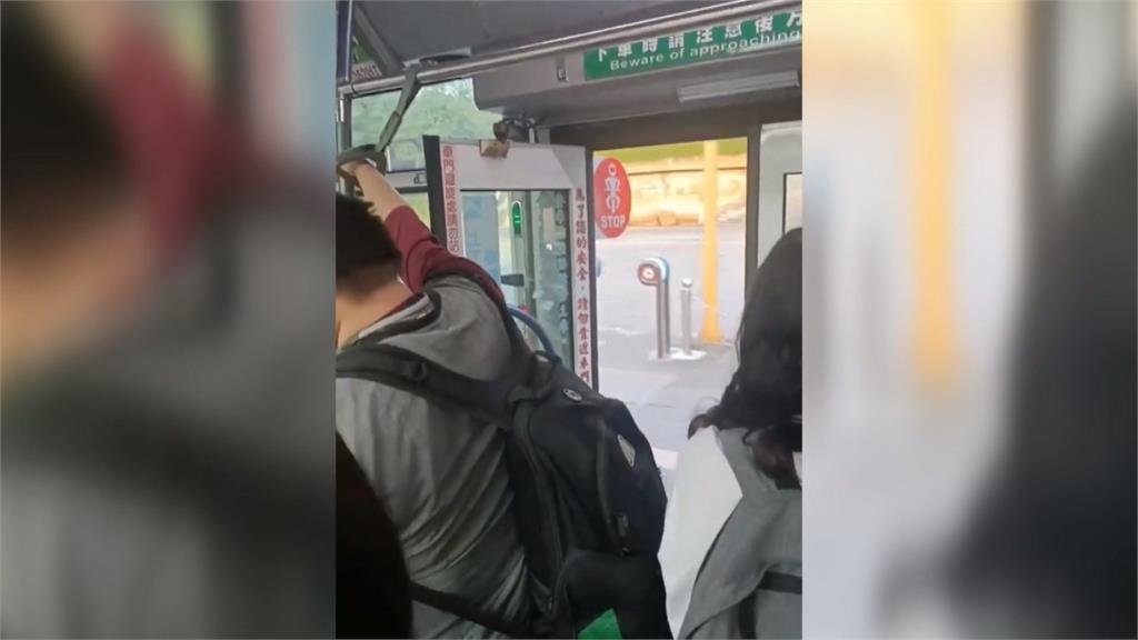 太可怕了！學校專車車門開一半　車上學生擔心摔出