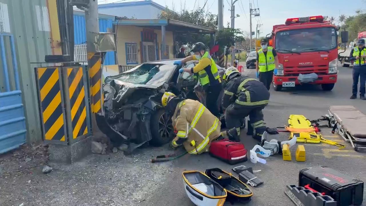 民眾家門口整理垃圾險遭撞　台東女駕駛暴衝一度受困