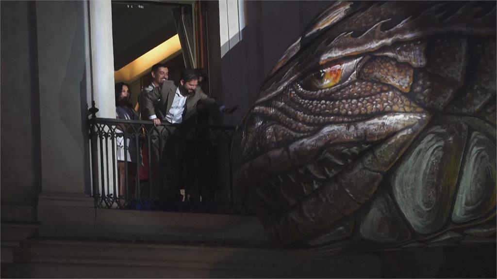 異形入侵智利！藝術節夜間遊行顛覆想像　總統站陽台摸巨型恐龍超吸睛