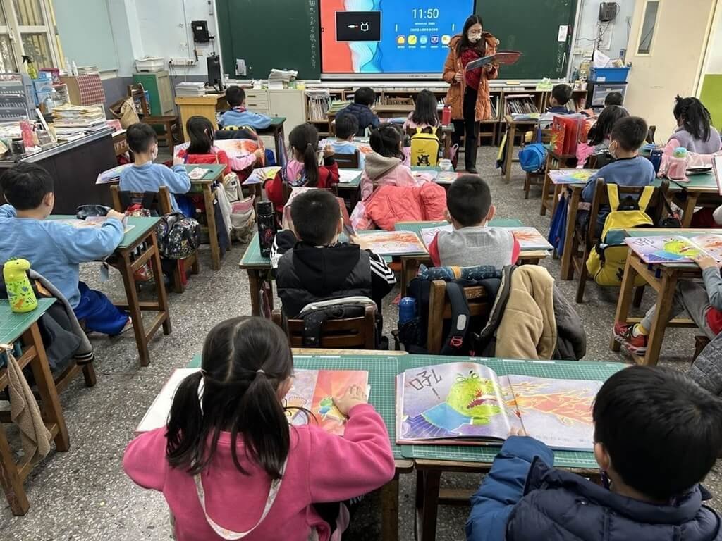 鼓勵學生認識自己的情緒　學校運用繪本、心理牆