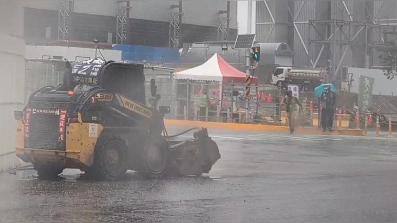 快新聞/嘉義強降雨!台積電太保廠工地淹水 緊急出動小山貓清理