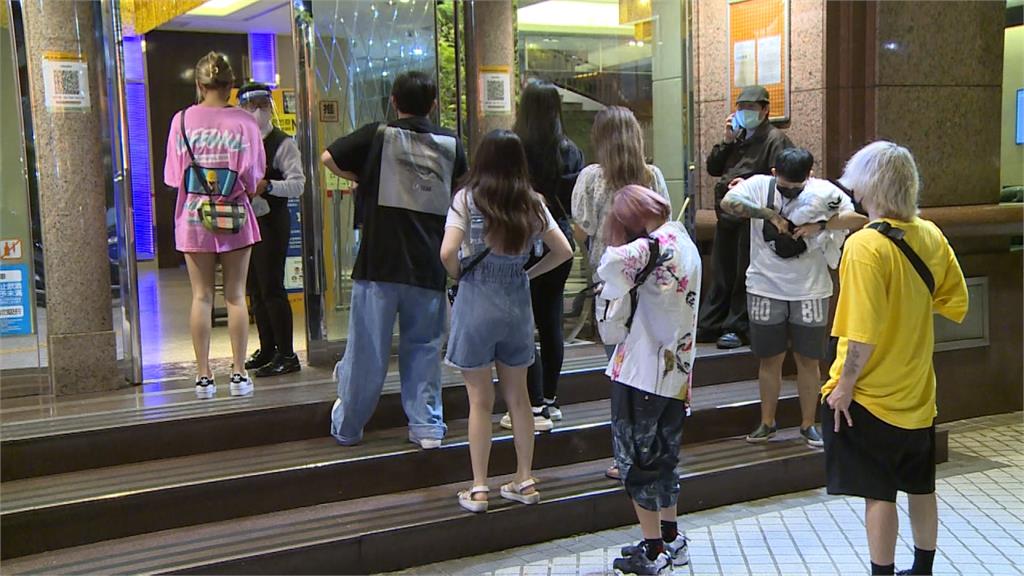 KTV有條件開放　民眾呼朋引伴排隊夜唱