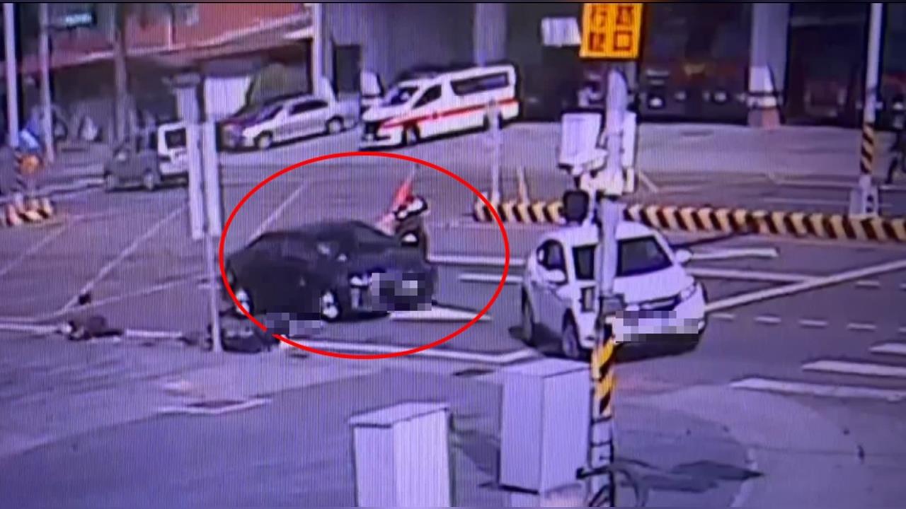 英勇畫面曝! 退休師碰碰車連4撞 白車神切車頭硬攔