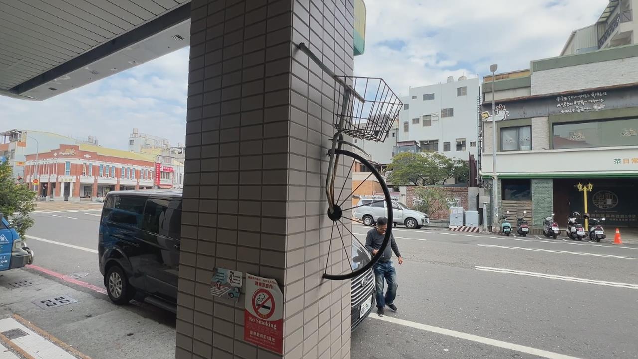 哈利波特真實版？　高雄超商「單車穿牆」　網笑：魔法師失誤？