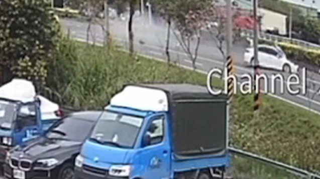 超車不慎自撞? 台一線轎車連撞兩次分隔島 車頭全毀