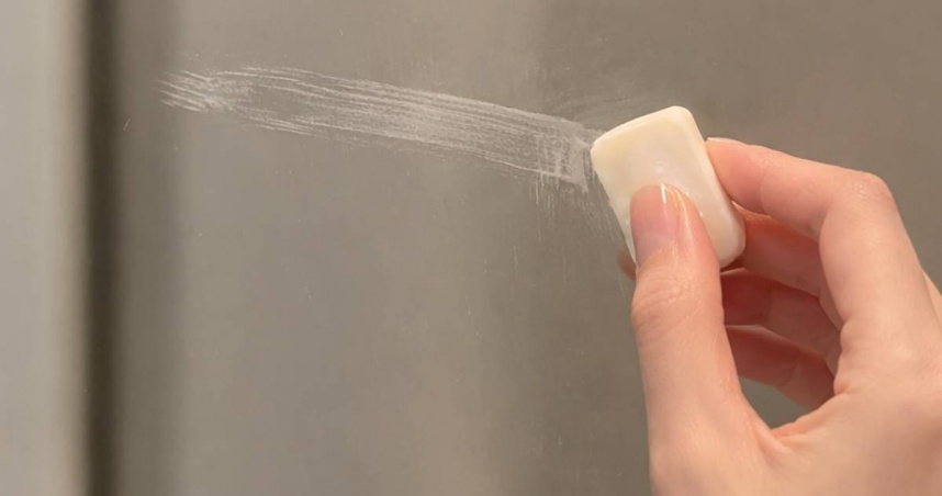 擦鏡子不用清潔劑!家事達人分享「1物搞定」 更明亮還防起霧