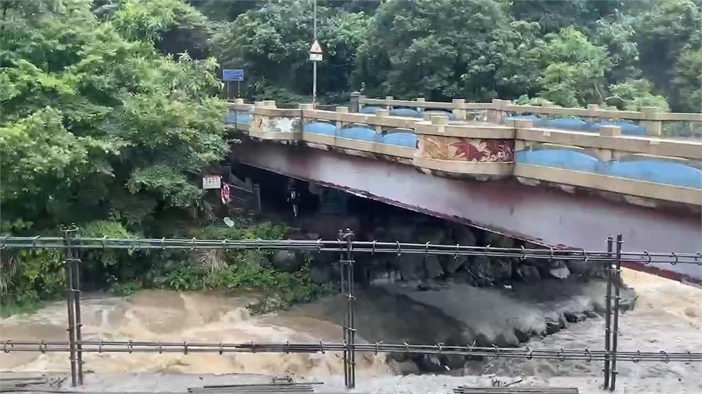 快新聞／17縣市大雨特報4地慎防大雷雨　北市楓林橋溪水暴漲急疏散2人